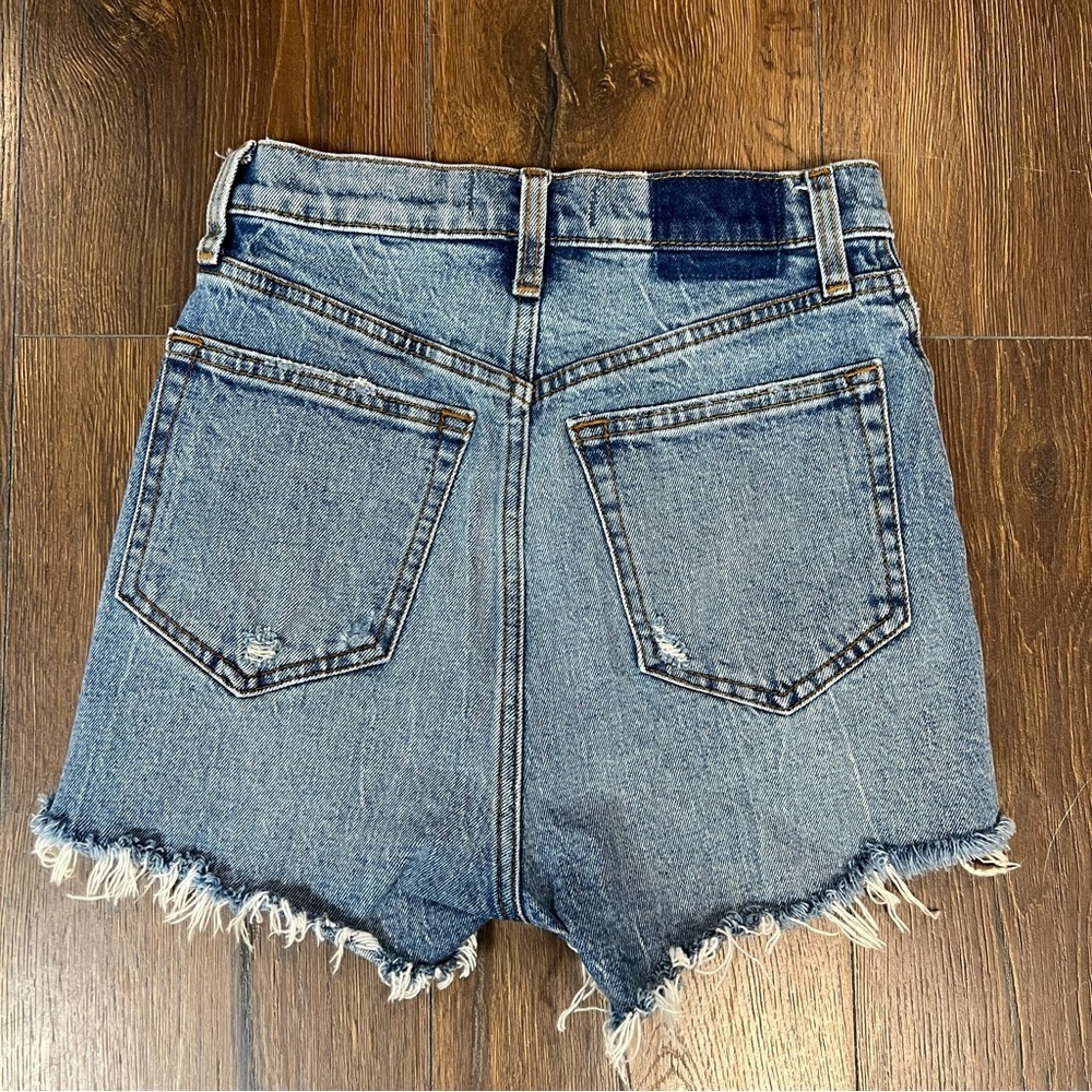 Abercrombie & Fitch Ulta High Rise Distressed‎ Denim Mom Short SZ 24/00 - Picture 3 of 4
